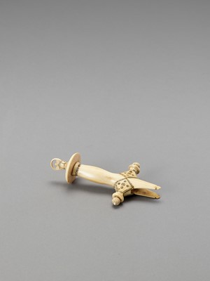 Lot 659 - AN INDIAN IVORY SWORD HANDLE