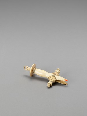 Lot 659 - AN INDIAN IVORY SWORD HANDLE