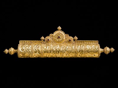 Lot 418 - AN EXCEEDINGLY RARE AND FINE GARNET-INLAID 21K GOLD SCROLL CASE, EX-COLLECTION MOHAMMAD REZA PAHLAVI