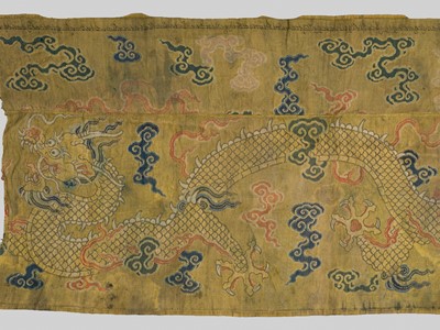 Lot 297 - AN INSCRIBED YELLOW-GROUND EMBROIDERED SILK ‘DRAGON’ PANEL, MING DYNASTY, 16TH-17TH CENTURY