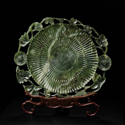 Lot 227 - A SUPERB MUGHAL-STYLE SPINACH-GREEN JADE ‘CHRYSANTHEMUM’ DISH, 18TH-19TH CENTURY