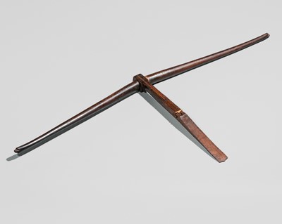Lot 525 - A WOOD CROSSBOW, SOUTHEAST ASIA, FIRST HALF OF 20TH CENTURY