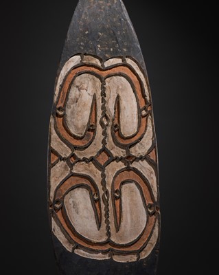 Lot 523 - A PAINTED MANGROVE WOOD WAR SHIELD, JAMASI, ASMAT, MID-20TH CENTURY