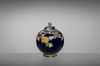 Lot 144 - NAMIKAWA YASUYUKI: A SUPERB MIDNIGHT-BLUE GROUND CLOISONNÉ ENAMEL ‘BLOSSOMING CHRYSANTHEMUMS’ SPHERICAL JAR AND COVER