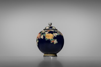 Lot 144 - NAMIKAWA YASUYUKI: A SUPERB MIDNIGHT-BLUE GROUND CLOISONNÉ ENAMEL ‘BLOSSOMING CHRYSANTHEMUMS’ SPHERICAL JAR AND COVER