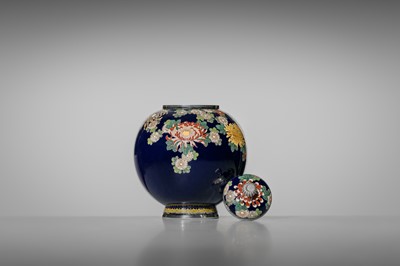 Lot 144 - NAMIKAWA YASUYUKI: A SUPERB MIDNIGHT-BLUE GROUND CLOISONNÉ ENAMEL ‘BLOSSOMING CHRYSANTHEMUMS’ SPHERICAL JAR AND COVER