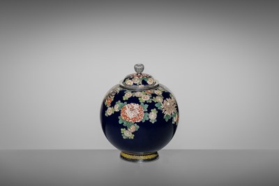 Lot 144 - NAMIKAWA YASUYUKI: A SUPERB MIDNIGHT-BLUE GROUND CLOISONNÉ ENAMEL ‘BLOSSOMING CHRYSANTHEMUMS’ SPHERICAL JAR AND COVER