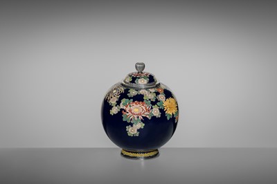 Lot 144 - NAMIKAWA YASUYUKI: A SUPERB MIDNIGHT-BLUE GROUND CLOISONNÉ ENAMEL ‘BLOSSOMING CHRYSANTHEMUMS’ SPHERICAL JAR AND COVER