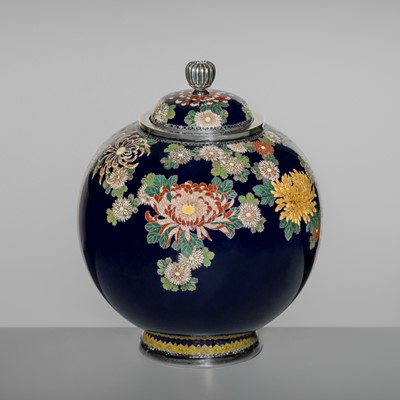 Lot 144 - NAMIKAWA YASUYUKI: A SUPERB MIDNIGHT-BLUE GROUND CLOISONNÉ ENAMEL ‘BLOSSOMING CHRYSANTHEMUMS’ SPHERICAL JAR AND COVER