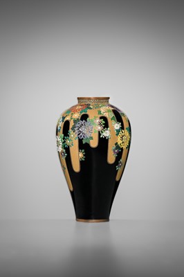 Lot 145 - NAMIKAWA YASUYUKI: A SUPERB BLACK-GROUND CLOISONNÉ ENAMEL ‘BLOSSOMING CHRYSANTHEMUMS' VASE