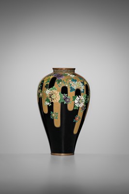 Lot 145 - NAMIKAWA YASUYUKI: A SUPERB BLACK-GROUND CLOISONNÉ ENAMEL ‘BLOSSOMING CHRYSANTHEMUMS' VASE