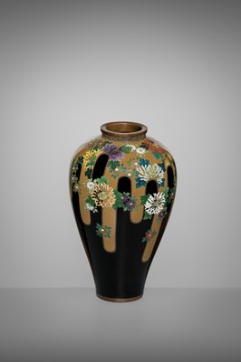 Lot 145 - NAMIKAWA YASUYUKI: A SUPERB BLACK-GROUND CLOISONNÉ ENAMEL ‘BLOSSOMING CHRYSANTHEMUMS' VASE
