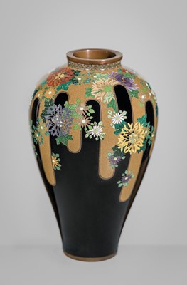 Lot 145 - NAMIKAWA YASUYUKI: A SUPERB BLACK-GROUND CLOISONNÉ ENAMEL ‘BLOSSOMING CHRYSANTHEMUMS' VASE