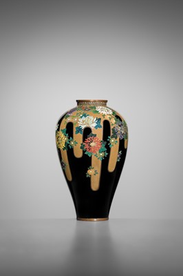 Lot 145 - NAMIKAWA YASUYUKI: A SUPERB BLACK-GROUND CLOISONNÉ ENAMEL ‘BLOSSOMING CHRYSANTHEMUMS' VASE