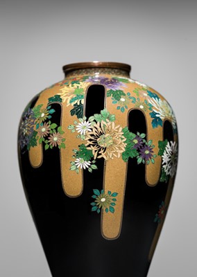 Lot 145 - NAMIKAWA YASUYUKI: A SUPERB BLACK-GROUND CLOISONNÉ ENAMEL ‘BLOSSOMING CHRYSANTHEMUMS' VASE