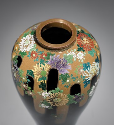 Lot 145 - NAMIKAWA YASUYUKI: A SUPERB BLACK-GROUND CLOISONNÉ ENAMEL ‘BLOSSOMING CHRYSANTHEMUMS' VASE