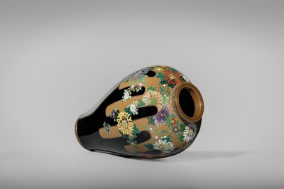 Lot 145 - NAMIKAWA YASUYUKI: A SUPERB BLACK-GROUND CLOISONNÉ ENAMEL ‘BLOSSOMING CHRYSANTHEMUMS' VASE