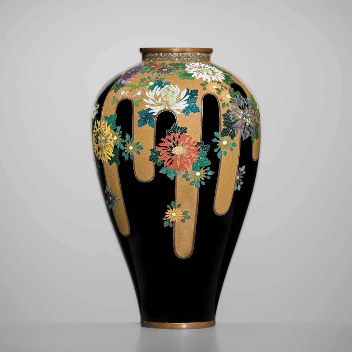 Lot 145 - NAMIKAWA YASUYUKI: A SUPERB BLACK-GROUND CLOISONNÉ ENAMEL ‘BLOSSOMING CHRYSANTHEMUMS' VASE