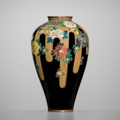 Lot 145 - NAMIKAWA YASUYUKI: A SUPERB BLACK-GROUND CLOISONNÉ ENAMEL ‘BLOSSOMING CHRYSANTHEMUMS' VASE