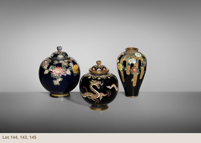 Lot 145 - NAMIKAWA YASUYUKI: A SUPERB BLACK-GROUND CLOISONNÉ ENAMEL ‘BLOSSOMING CHRYSANTHEMUMS' VASE
