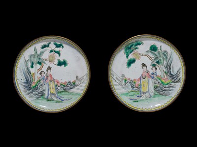Lot 165 - A PAIR OF PAINTED ENAMEL ‘LADIES IN PALACE GARDEN’ DISHES, LATE QING DYNASTY-REPUBLIC PERIOD