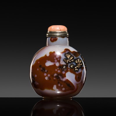 Lot 230 - A LARGE DENDRITIC BANDED AGATE 'SPOTTED DEER' SNUFF BOTTLE, POSSIBLY IMPERIAL, OFFICIAL SCHOOL, 1750-1850