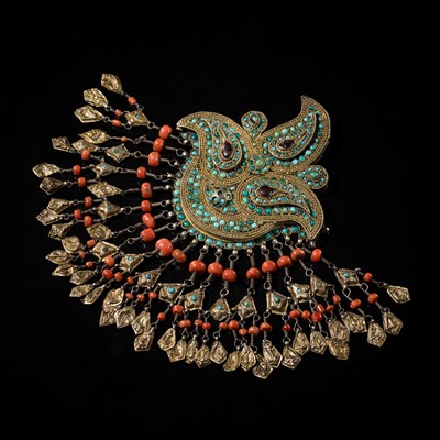 Lot 373 - A FINE CORAL AND TURQUOISE INLAID GILT-SILVER HEAD ORNAMENT, BODOM-OY, LATE 19TH-EARLY 20TH