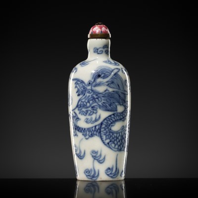 Lot 232 - A BLUE AND WHITE PORCELAIN ‘DRAGON’ SNUFF BOTTLE, LATE QING DYNASTY