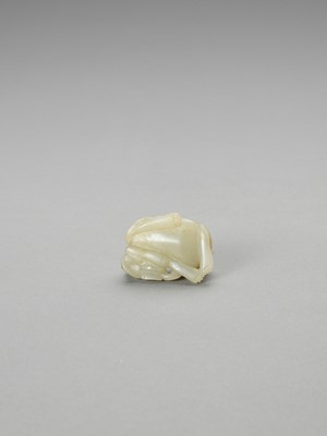 Lot 790 - A CAT AND YOUNG JADE GROUP