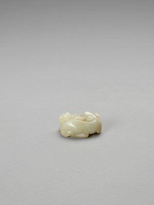 Lot 790 - A CAT AND YOUNG JADE GROUP