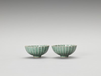 Lot 712 - A PAIR OF GE-STYLE LOBED BOWLS, LATE QING TO REPUBLIC
