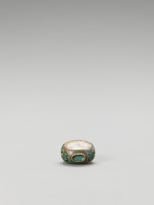 Lot 832 - A SMALL CLOISONNE SNUFF BOTTLE WITH PHOENIX