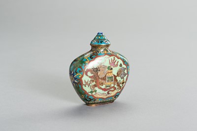 Lot 264 - AN ‘ELEPHANT AND QILIN’ CLOISONNE SNUFF BOTTLE
