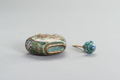 Lot 264 - AN ‘ELEPHANT AND QILIN’ CLOISONNE SNUFF BOTTLE