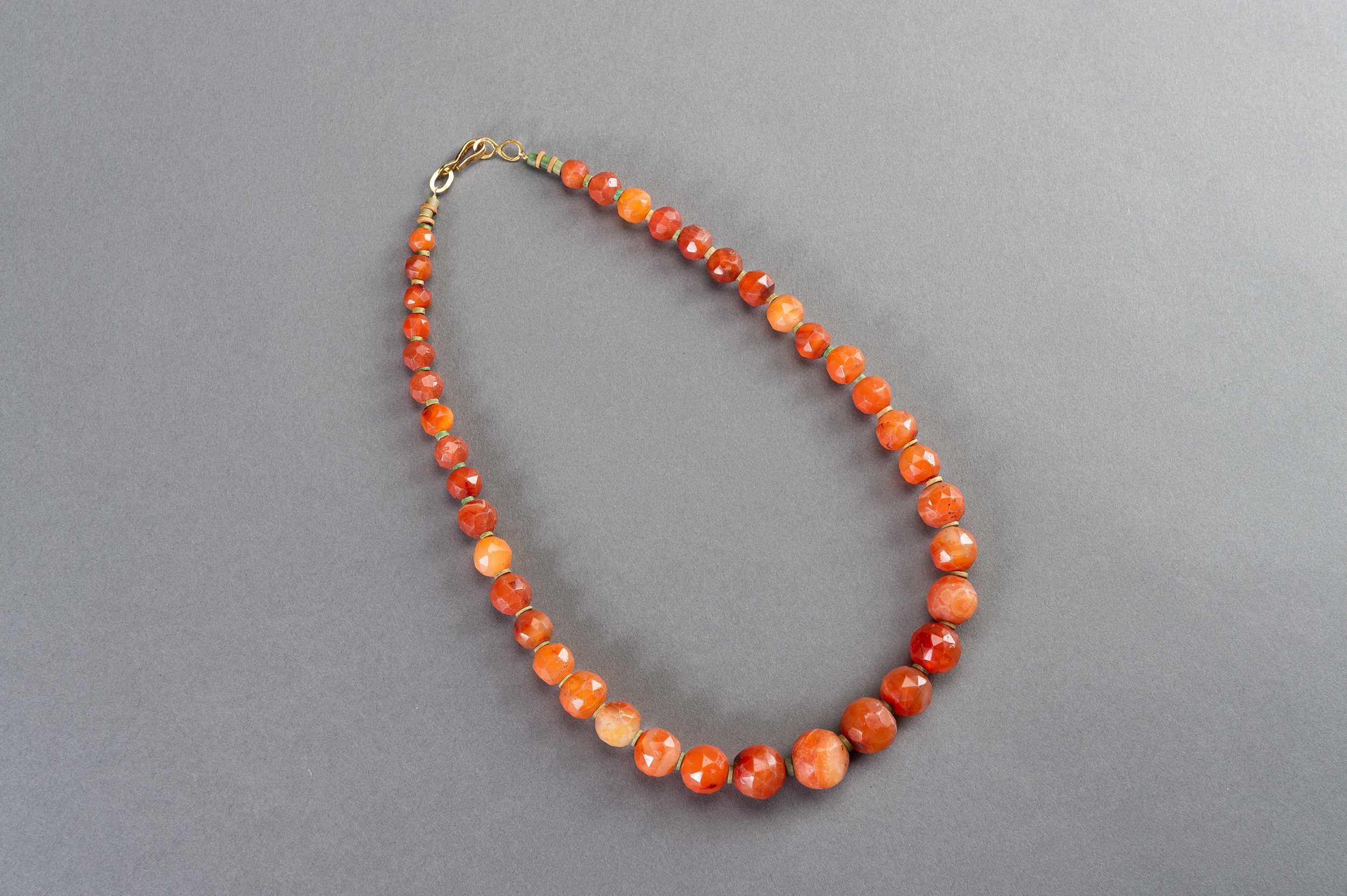 Lot 594 - A FINE NECKLACE WITH EGYPTIAN CARNELIAN BEADS GIFTED TO SHEIKH ALI ABDEL RASSOUL