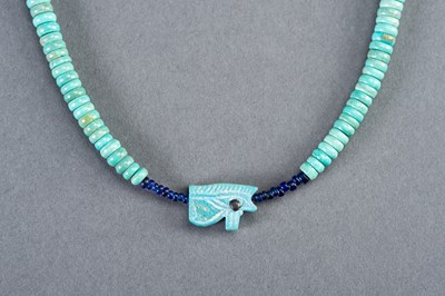 Lot 595 - A FINE NECKLACE WITH FAIENCE EGYPTIAN UDJAT EYE AMULET