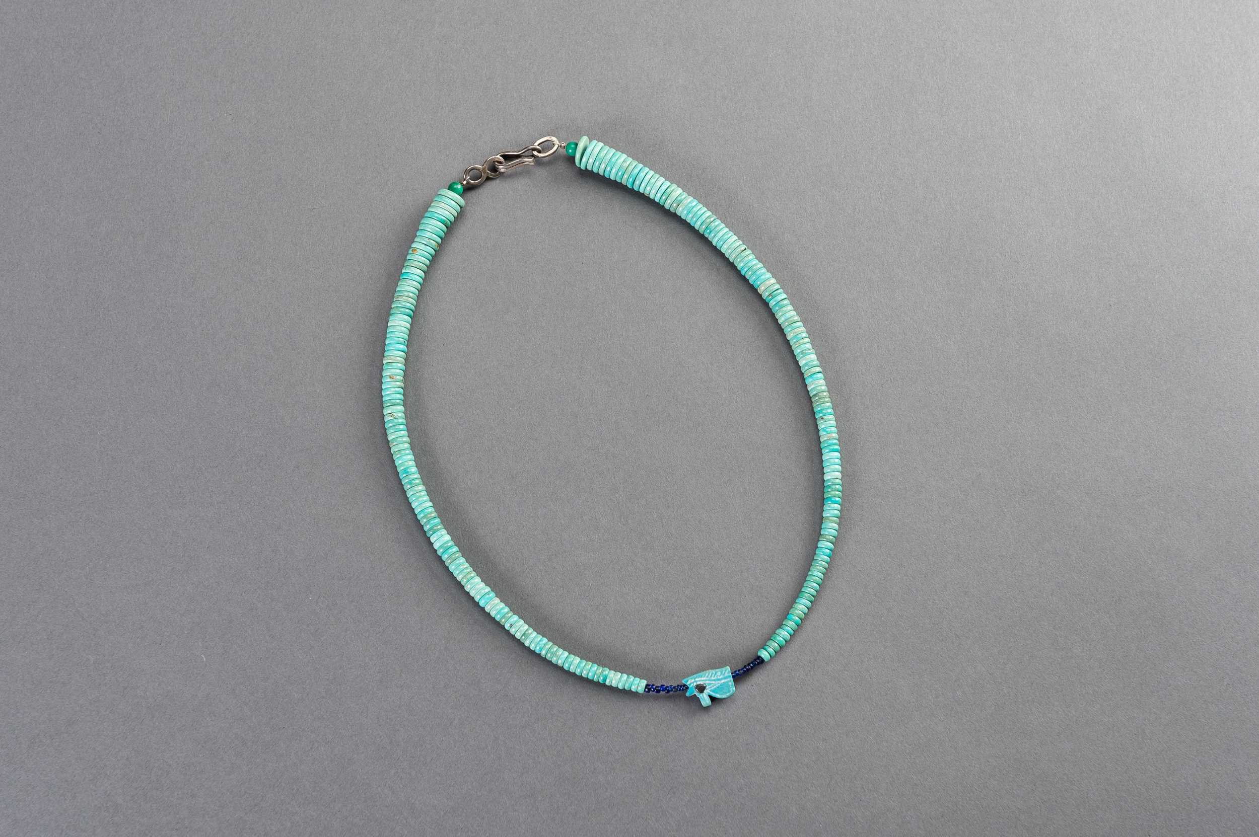 Lot 595 - A FINE NECKLACE WITH FAIENCE EGYPTIAN UDJAT EYE AMULET