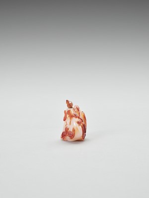 Lot 812 - A CARNELIAN AGATE SNUFF BOTTLE WITH SQUIRRELS