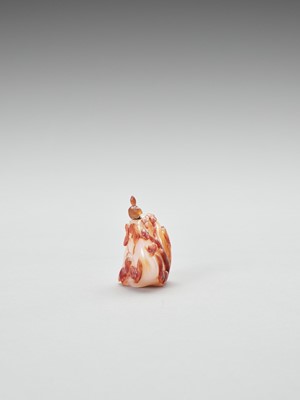 Lot 812 - A CARNELIAN AGATE SNUFF BOTTLE WITH SQUIRRELS