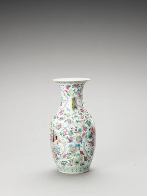 Lot 675 - A FAMILLE ROSE PORCELAIN BALUSTER VASE, LATE QING TO REPUBLIC