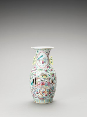 Lot 675 - A FAMILLE ROSE PORCELAIN BALUSTER VASE, LATE QING TO REPUBLIC