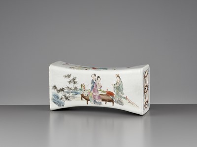 Lot 669 - A FAMILLE ROSE PORCELAIN PILLOW,QING DYNASTY