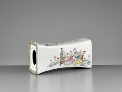 Lot 669 - A FAMILLE ROSE PORCELAIN PILLOW,QING DYNASTY
