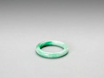 Lot 801 - A JADEITE BANGLE, LATE QING TO REPUBLIC