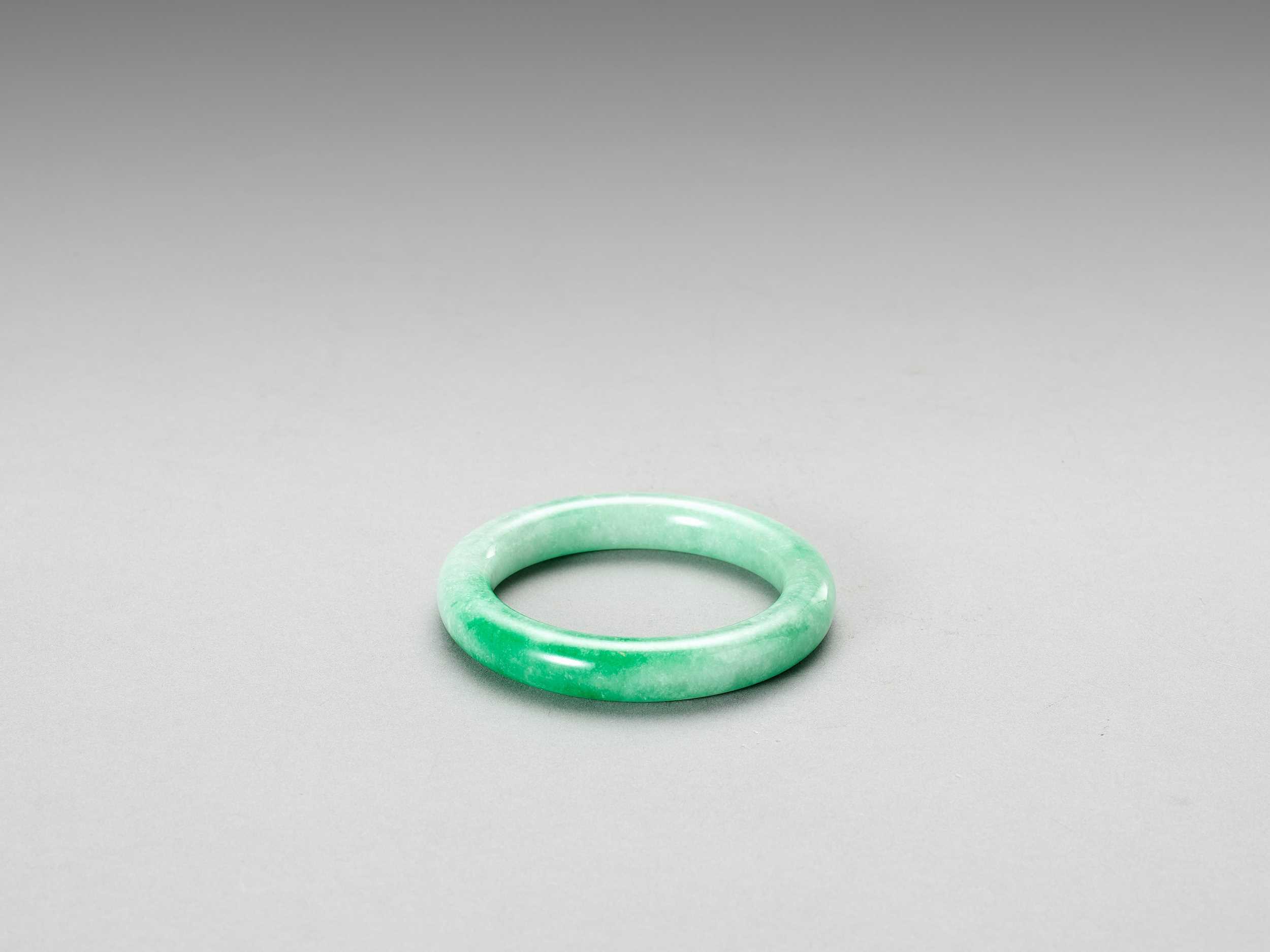 Lot 801 - A JADEITE BANGLE, LATE QING TO REPUBLIC