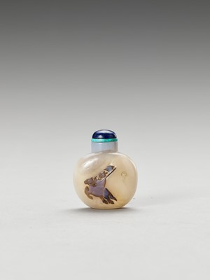 A CARVED AGATE SNUFF BOTTLE