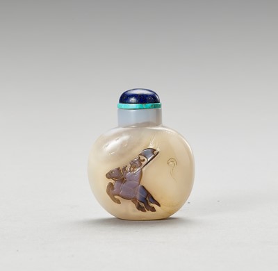 Lot 501 - A CARVED AGATE SNUFF BOTTLE