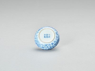 Lot 880 - A BLUE AND WHITE PORCELAIN SEAL PASTE BOX AND COVER, LATE QING TO REPUBLIC