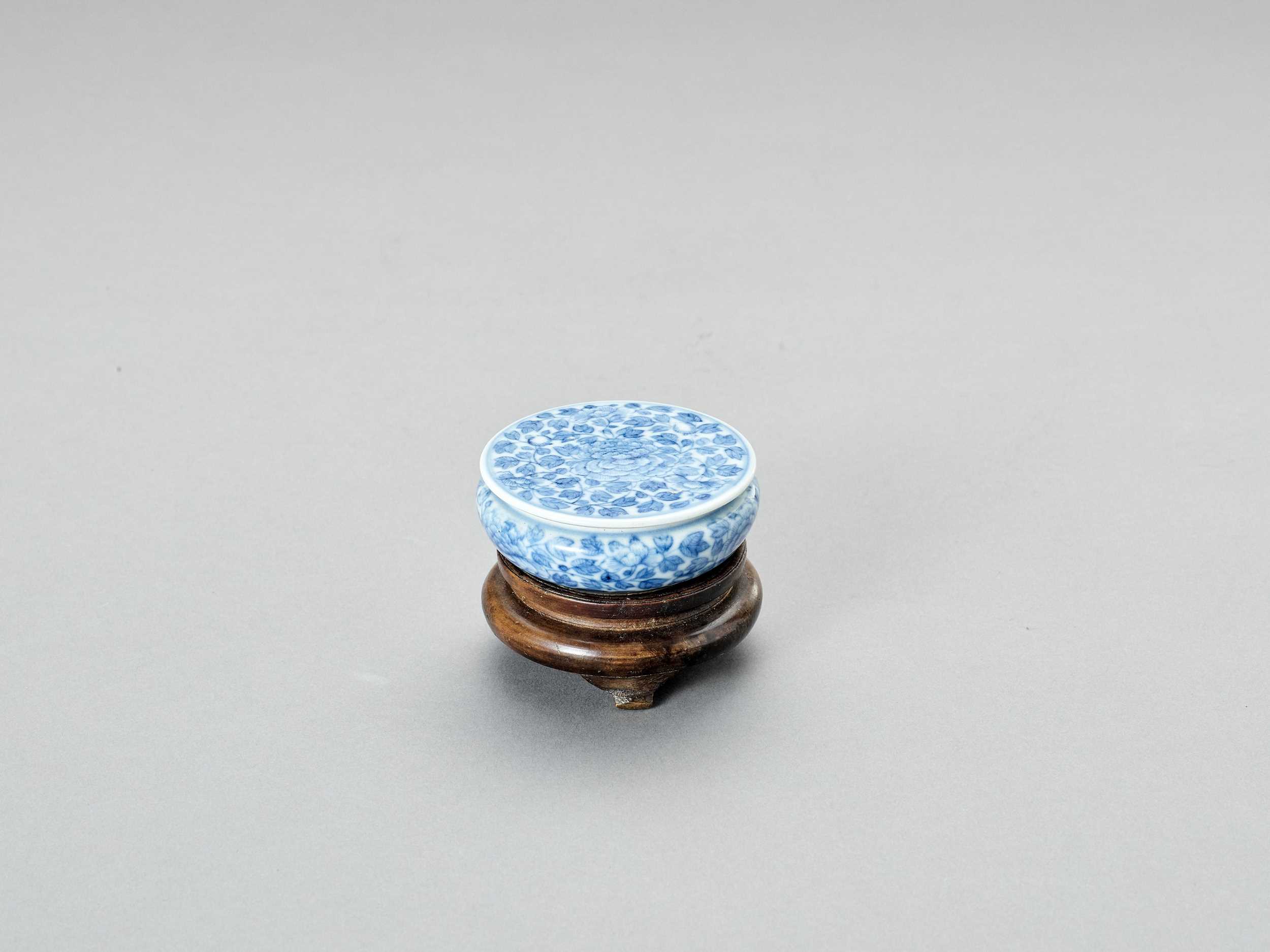 Lot 880 - A BLUE AND WHITE PORCELAIN SEAL PASTE BOX AND COVER, LATE QING TO REPUBLIC
