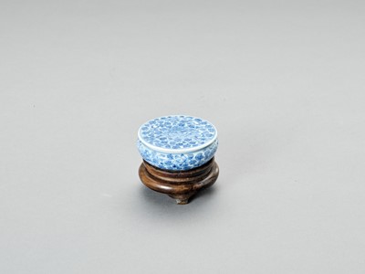 Lot 880 - A BLUE AND WHITE PORCELAIN SEAL PASTE BOX AND COVER, LATE QING TO REPUBLIC